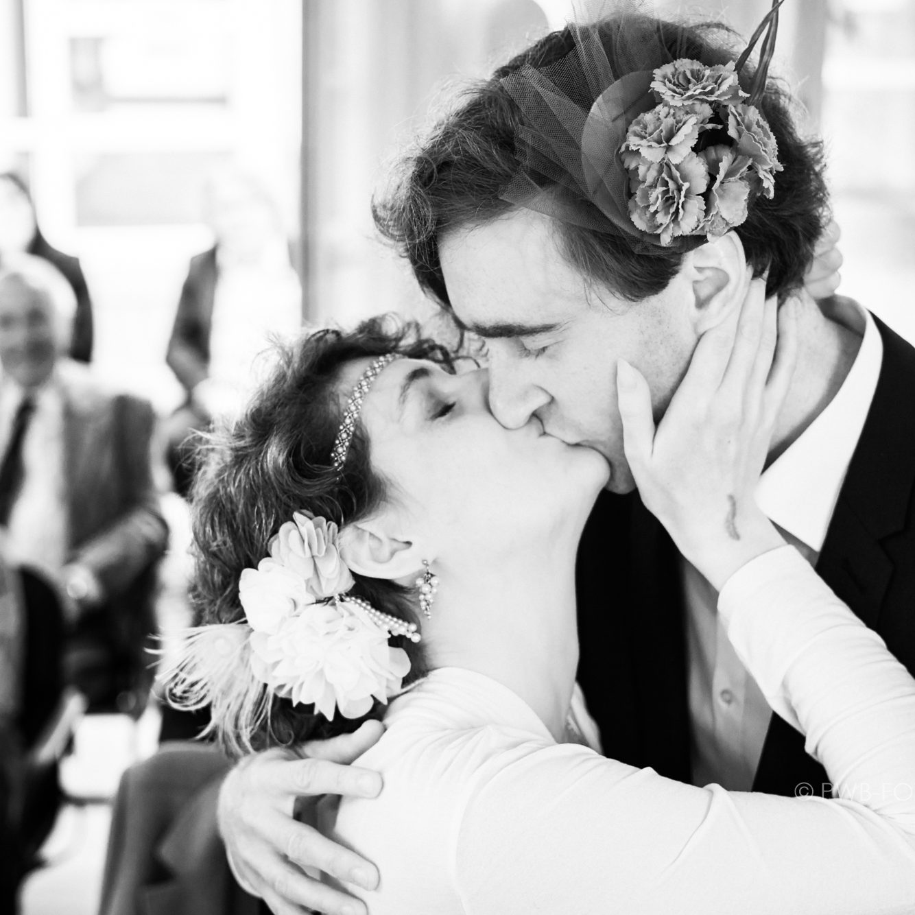 Brautpaar küsst sich zum ersten Mal.